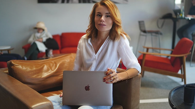 Yasmine Morrison arbetar på sitt tillfälliga "kontor" i Mexico.