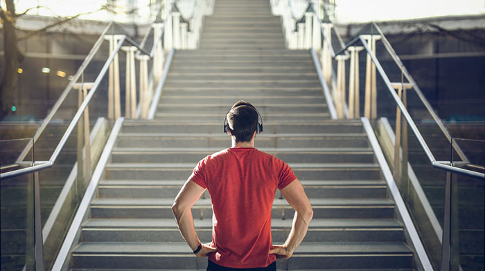 En man jobbar med personlig utveckling och står framför en trappa som ska bestigas.