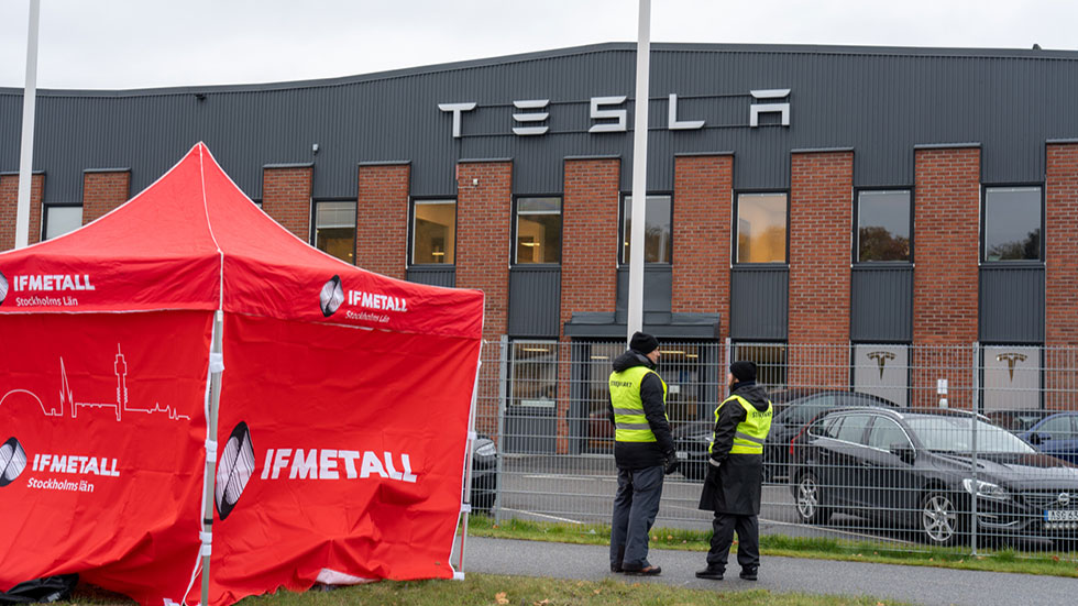 IF Metall strejkar utanför Tesla servicecenter Segeltorp Stockholm.