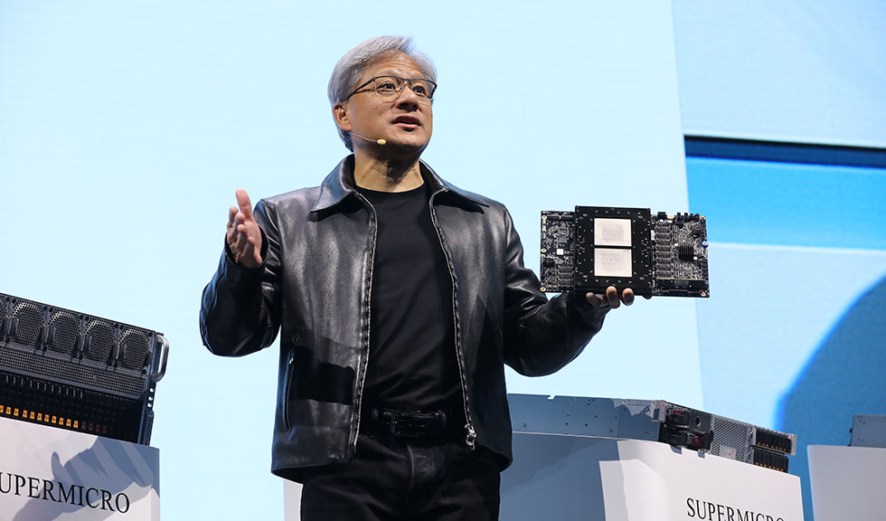 Jensen Huang presenterar en ny lansering av nytt chip under en konferens.