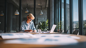 Ung företagare kämpar med pappersarbete