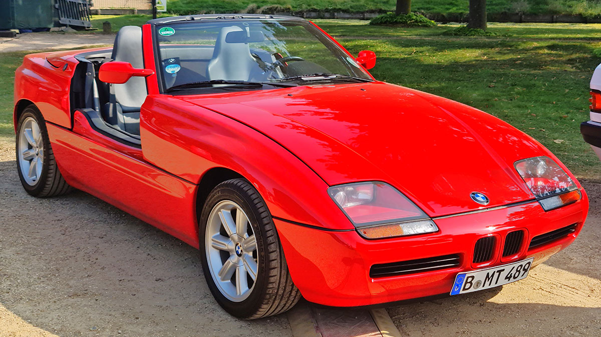 En BMW Z1 från 1989–1991 med dörrarna nedsänkta i de höga trösklarna.