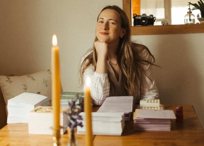 Kiki Klassen arbetar hemifrån med att packa brev och illustrationer till sin prenumerationstjänst Lucky Duck Mail Club. Bild: Morgan Joll Photography.