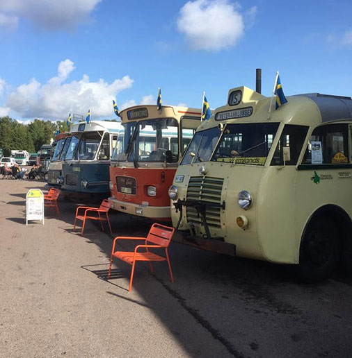 Tre äldre veteranbussar uppställda tillsammans.