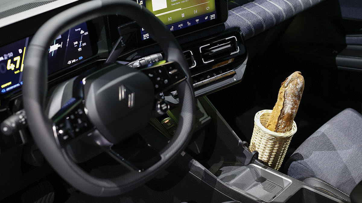 En flätad korg med en baguette, fastsatt till höger om mittkonsolen i en Renault 5 E-Tech.