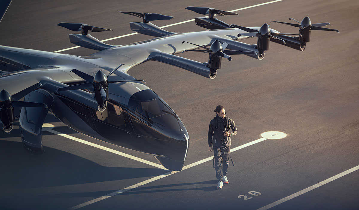 Svart Midnight Archer har precis landat och taxikund kliver av flygbilen.