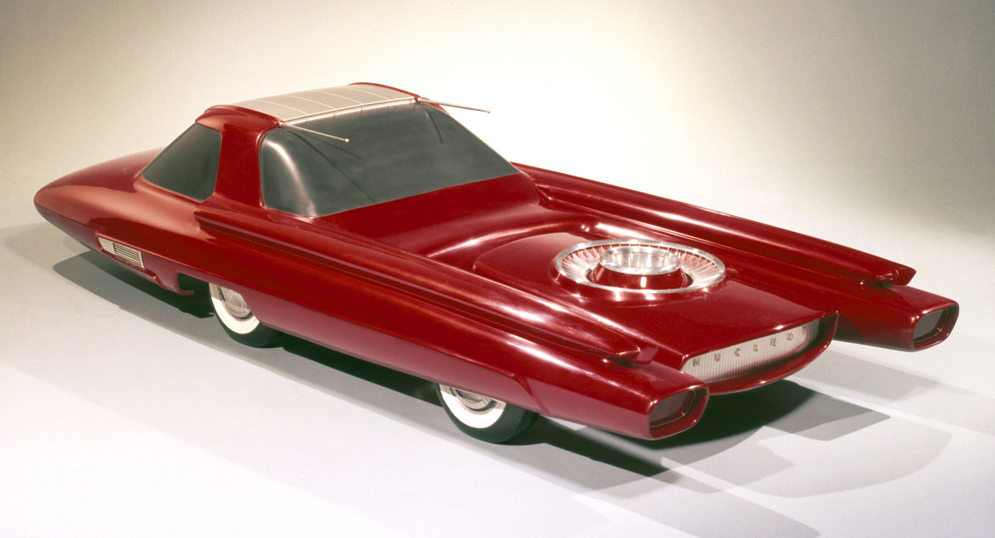 Fords modell av atombilen Nucleon från 1958. En låg, futuristisk röd bil med kupén långt fram och en rund reaktorkapsel bak.