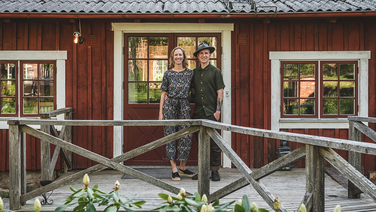 Eva och Nicolai Tram utanför restaurangen Knystaforsen i Halland.