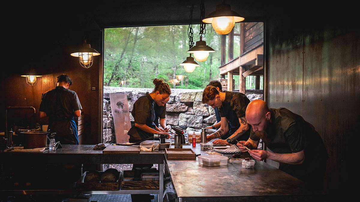 Medarbetare på Knystaforsen förbereder maten inför restaurangens gäster.