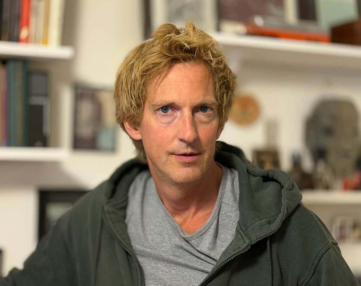 Rasmus Dahlstedt porträtterad inomhus.