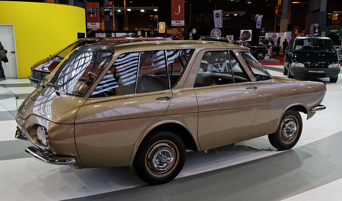 Renault Project 900 från 1959 utställd på bilmässan Rétromobile i Paris. Den korta nosen och långa bakdelen får bilen att se ut som om den är byggd bak och fram.