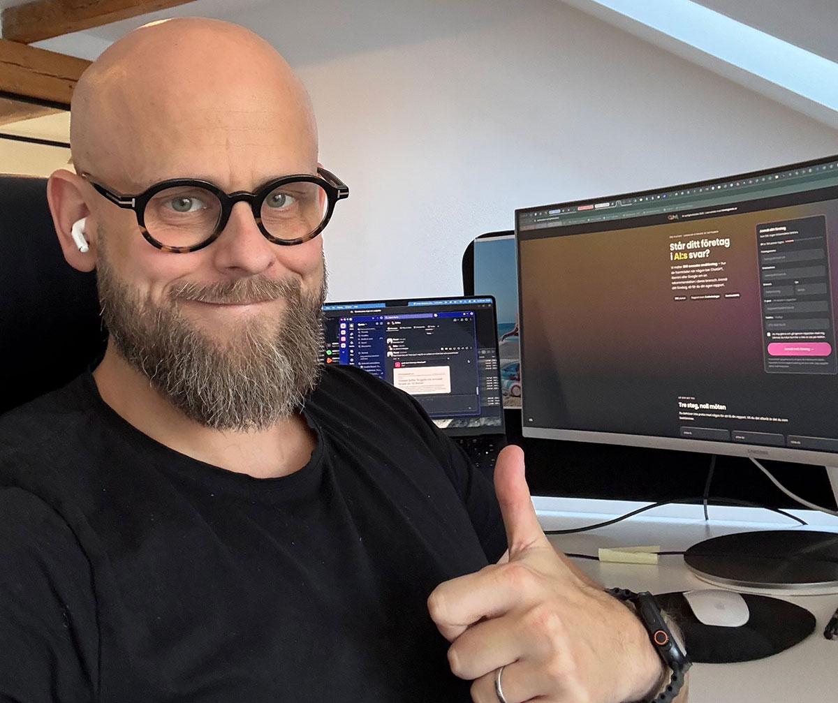 Timmi Jofur arbetar vid datorn med sina digitala verktyg och AI-assistenter.