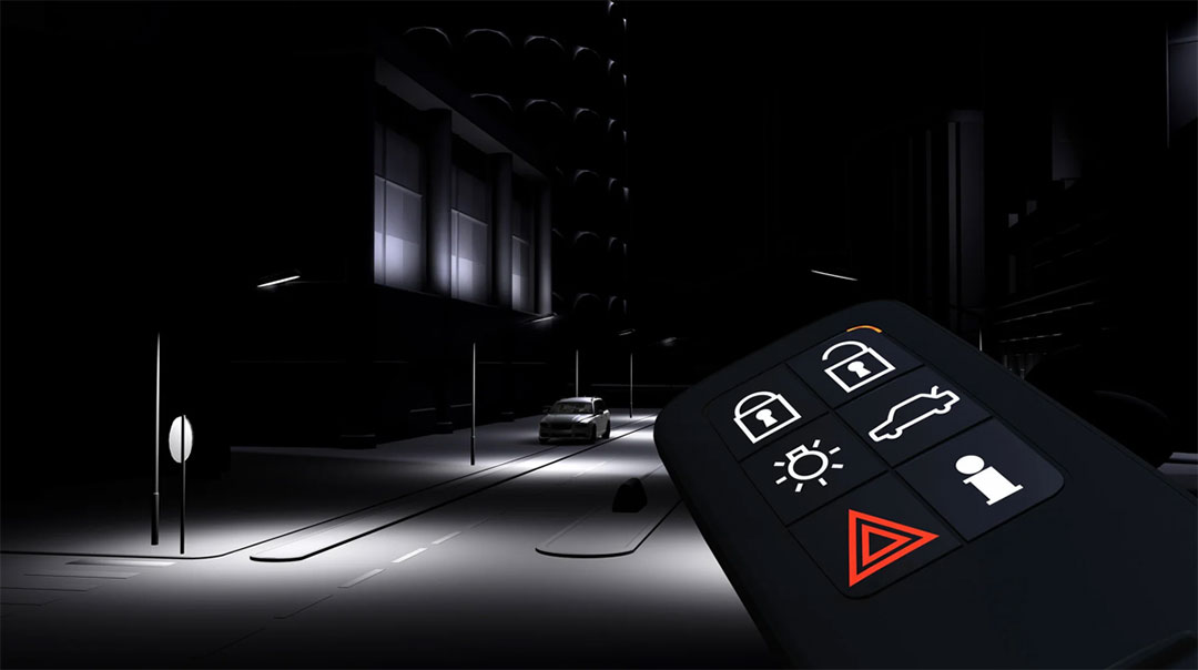 Volvos bilnyckel Personal Car Communicator med informationsknapp och små lampor som visar bilens status.
