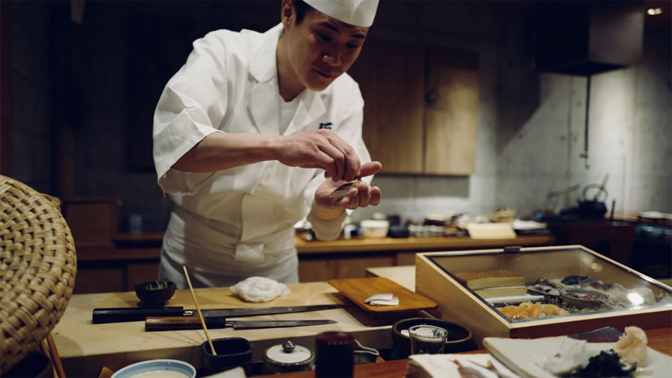 Sushikock förbereder affärslunch i Tokyo, Japan.