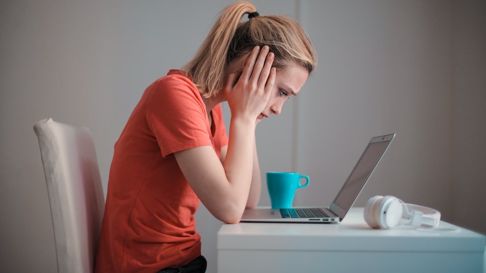 Foto: Pexels/Andrea Piacquadio – En kvinna sitter vid sin laptop