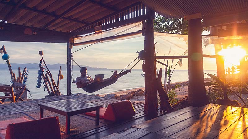 Digital nomad jobbar från hängmattan någonstans i Asien.