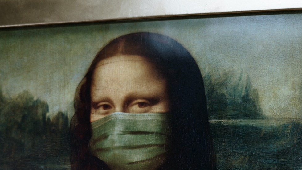 Foto: av Pexels/CottonBro – Mona-Lisa med skyddsmask