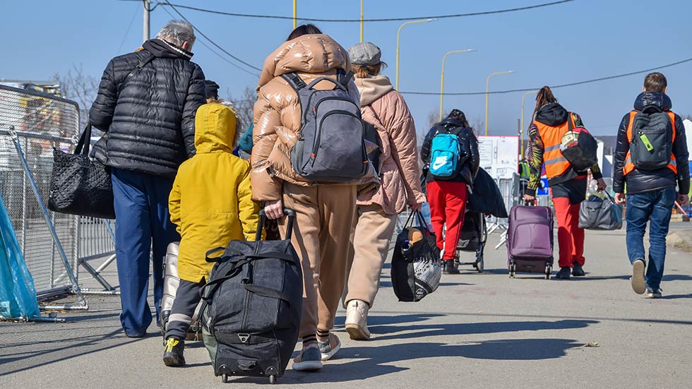 Ukrainska flyktingar lämnar sitt land för att ta skydd i andra länder.
