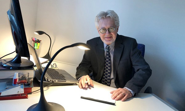 Bengt Hedberg sitter vid ett skrivbord och väntar på samtal