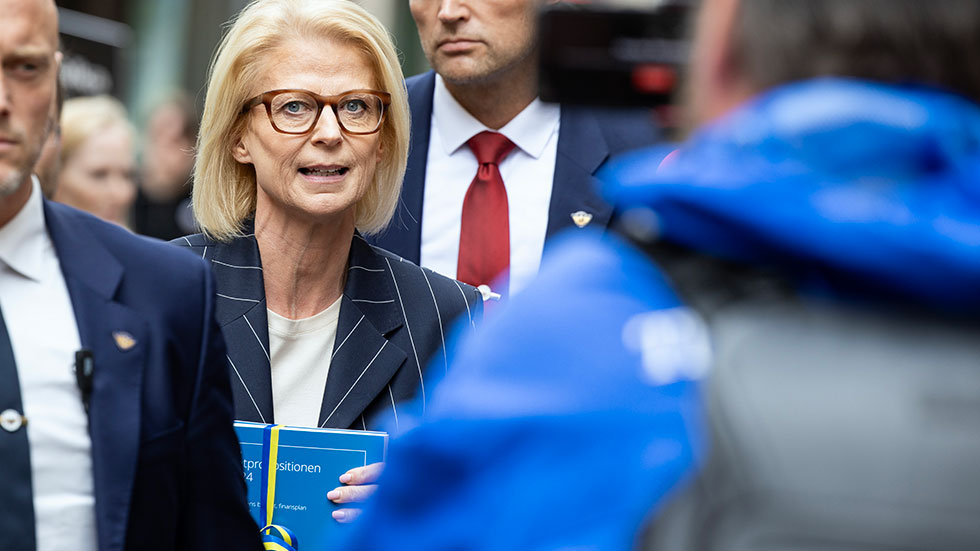 Finansminister Elisabeth Svantesson går den traditionella budgetpromenaden från Finansdepartementet till riksdagen för att sen presentera 2024 års statsbudget.